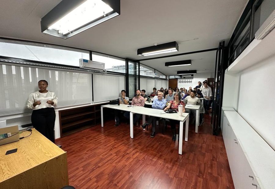 Noela Ringo presenting to a group in Argentina